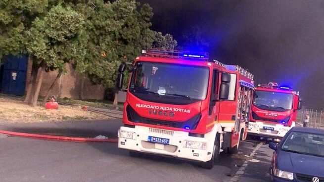 Ugašen požar na pijaci u Mladenovcu izazvan udarom groma 1