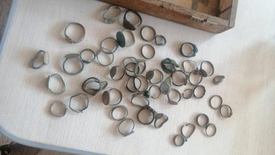 Policija u Sremskoj Mitrovici: Krivična prijava zbog držanja i prodaje antičkog nakita 1