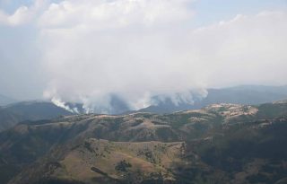 Požari na jugozapadu zemlje i dalje gore, Vulin obišao vatrogasce na Crnom Vrhu (FOTO) 3