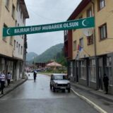 Baneri sa bajramskom čestitkom ponovo postavljeni u Srebrenici 2