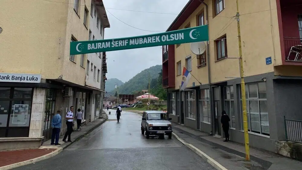 Baneri sa bajramskom čestitkom ponovo postavljeni u Srebrenici 1