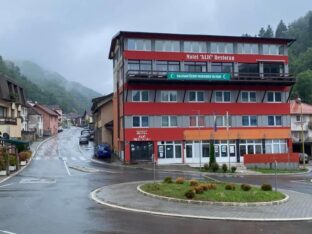 Baneri sa bajramskom čestitkom ponovo postavljeni u Srebrenici 2