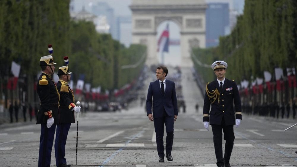 Francuska oprezno obeležava svoj nacionalni praznik, uz paradu i ograničen broj gledalaca (FOTO) 1