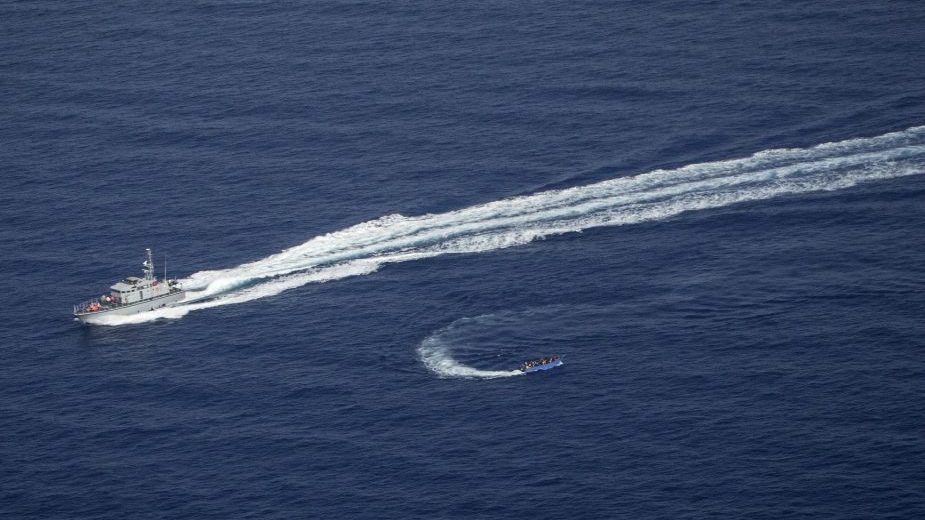 Snimljeno kako libijska obalska straža puca na čamac sa migrantima 1
