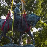 Američke vlasti uklonile spomenik generalu Liju u Šarlotsvilu, okidaču nasilnih protesta 2017. 3