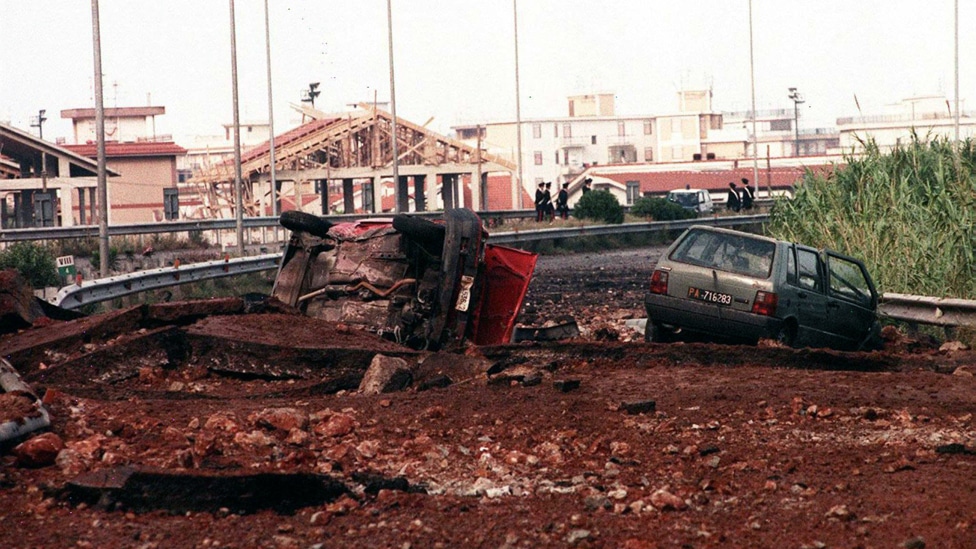 Italija, kriminal i policija: Tajni život lovaca na mafijaše 3 Picture dated 23 May 1992, showing the site where Italian anti-Mafia judge Giovanni Falcone, his wife Francesca Morvillo and three bodyguards were killed in a bomb explosion on Palermo's motorway near Capaci, Sicily, Italy.