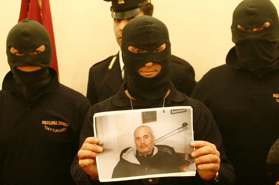 Italija, kriminal i policija: Tajni život lovaca na mafijaše 1 Catturandi officers show a picture of Mafia boss Domenico Raccuglia