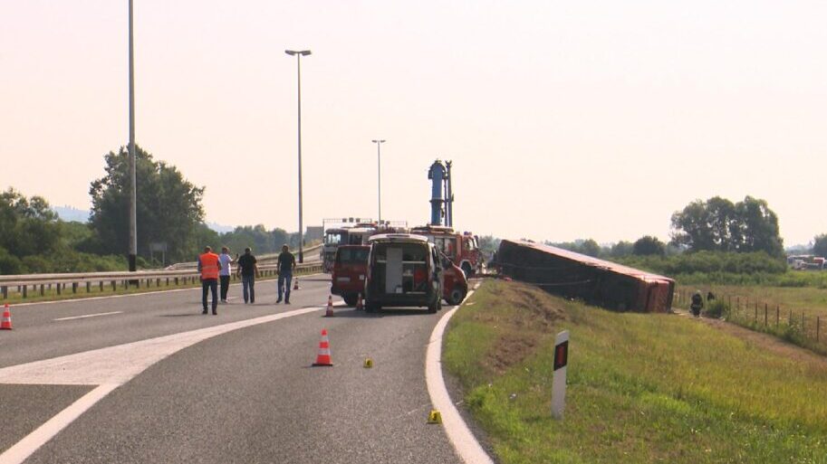 Zbog nesreće u Slavonskom Brodu vozaču određen pritvor od 30 dana, njegov advokat odbacuje navode da je zaspao 1