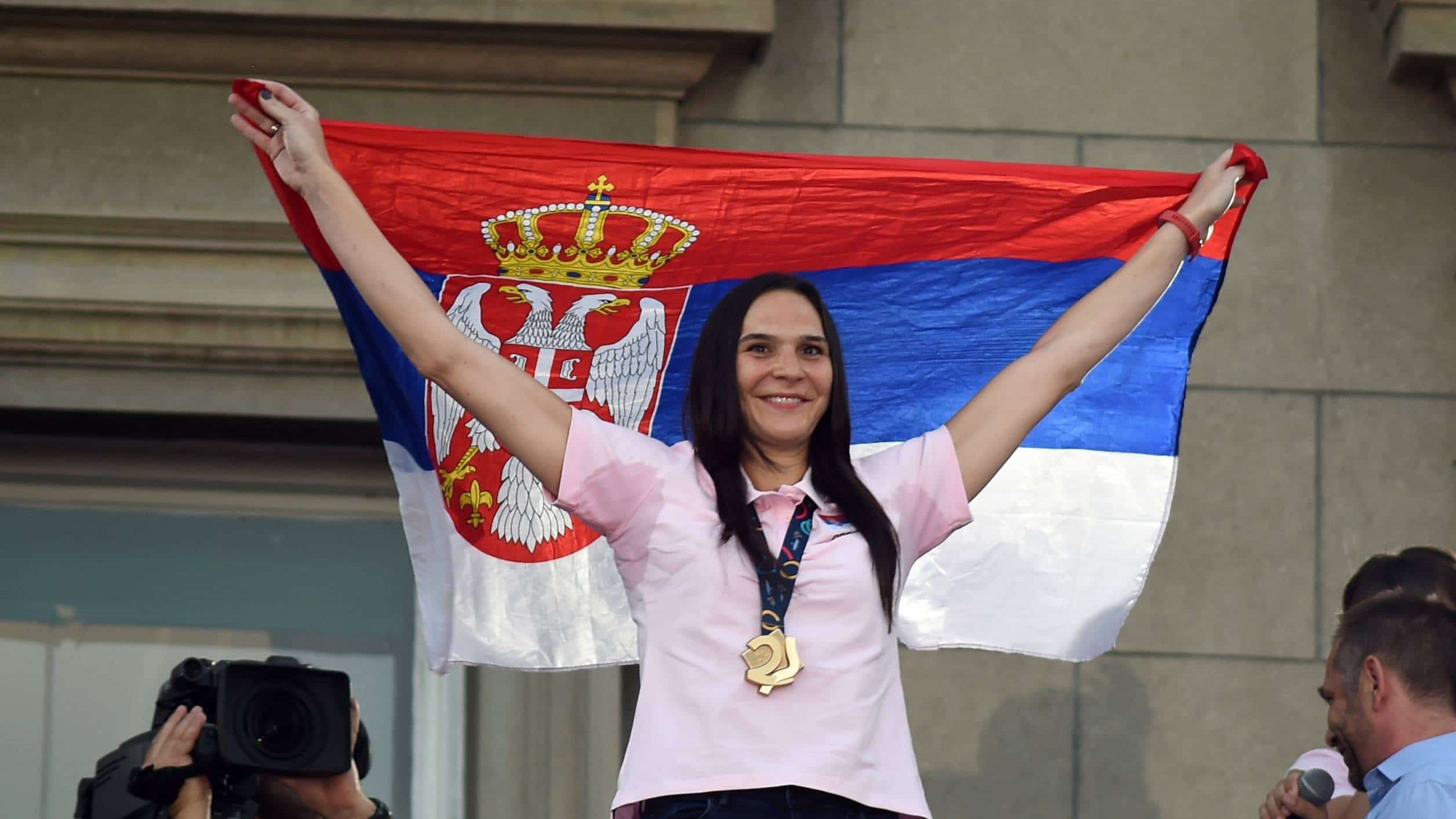 Sonja Vasić i Filip Filipović nose zastavu Srbije na otvaranju OI 1