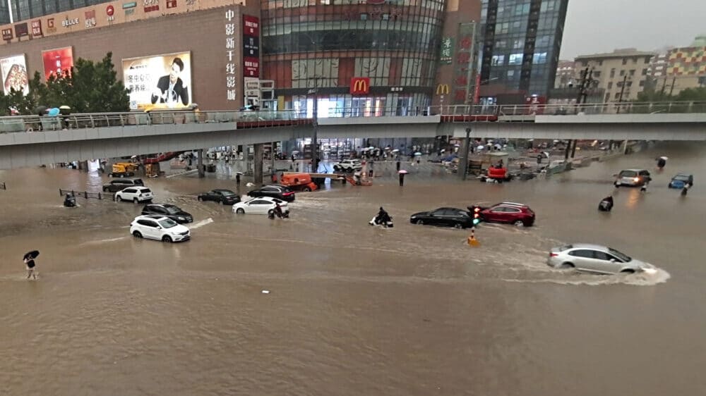 Najmanje 12 mrtvih u poplavama u Kini, vojska minirala branu da bi se preusmerio tok vode 1