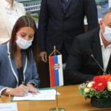 Irena Vujović i gradonačelnik Vranja potpisali ugovore o dodeli opreme za sakupljanje i reciklažu otpada 14