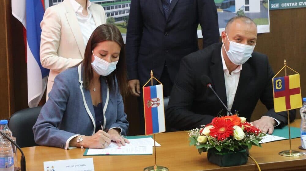 Irena Vujović i gradonačelnik Vranja potpisali ugovore o dodeli opreme za sakupljanje i reciklažu otpada 1