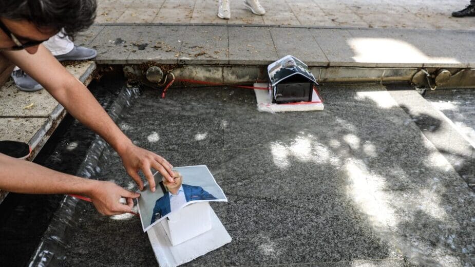 Zakon o vodama i političari na vlasti simbolično pušteni niz vodu kod predsedništva (FOTO) 2 Zakon o vodama i političari na vlasti simbolično pušteni niz vodu kod predsedništva (FOTO) 2