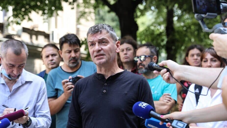 Zakon o vodama i političari na vlasti simbolično pušteni niz vodu kod predsedništva (FOTO) 3 Zakon o vodama i političari na vlasti simbolično pušteni niz vodu kod predsedništva (FOTO) 3