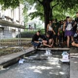 Zakon o vodama i političari na vlasti simbolično pušteni niz vodu kod predsedništva (FOTO) 13