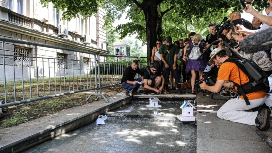 Zakon o vodama i političari na vlasti simbolično pušteni niz vodu kod predsedništva (FOTO) 1