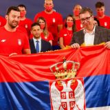 Vučić uručio Filipoviću zastavu koju će nositi na otvaranju OI 10
