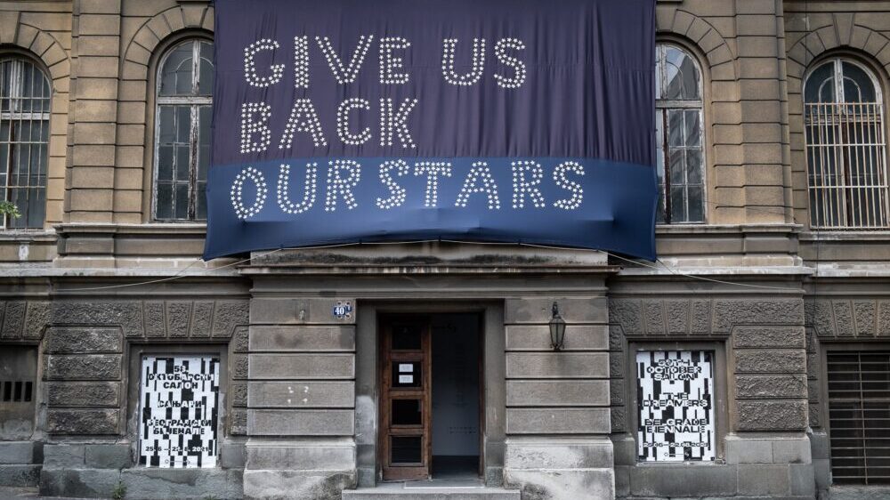 Zastava ručno šivena na Kosovu izložena na 58. Oktobarskom salonu 1