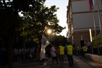 Protest protiv kompanije Rio Tinto u Šapcu Šabac protiv kompanije Rio Tinto: Nećemo baterije, već hranu i vodu (FOTO,VIDEO) 8
