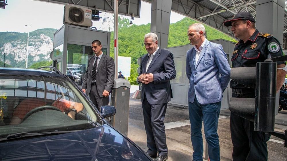Premijer Krivokapić na Dobrakovu dočekivao iznenađene turiste iz Srbije 1