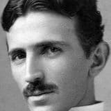 Na Teslinom spomeniku u Zagrebu neko ostavio kesu sa smećem 1