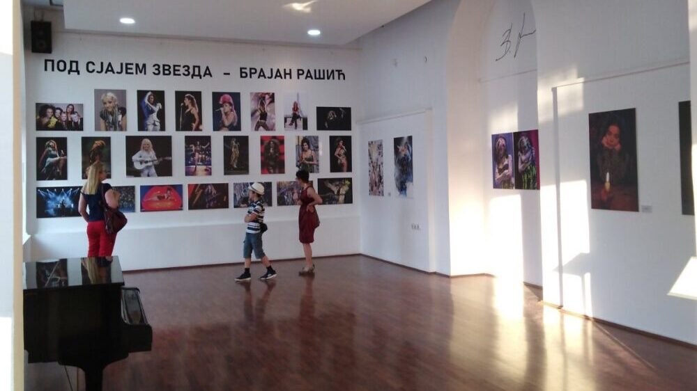 Izložba Brajana Rašića "Pod sjajem zvezda": Od Frenka Sinatre do Ejmi Vajnhaus 1