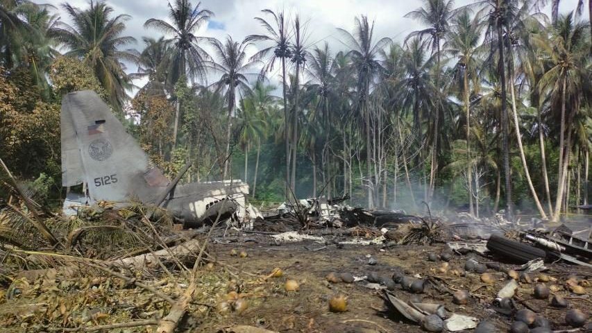 U padu filipinskog vojnog aviona najmanje 45 poginulih (FOTO) 2
