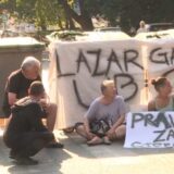 Građani od sinoć blokiraju ulicu na Karaburmi, zahtevaju pravdu za malog Stefana 13