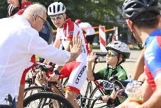 Goran Vesić sa biciklistima Vesić: Beograd dodeljuje subvencije građanima za kupovinu domaćih bicikala 5