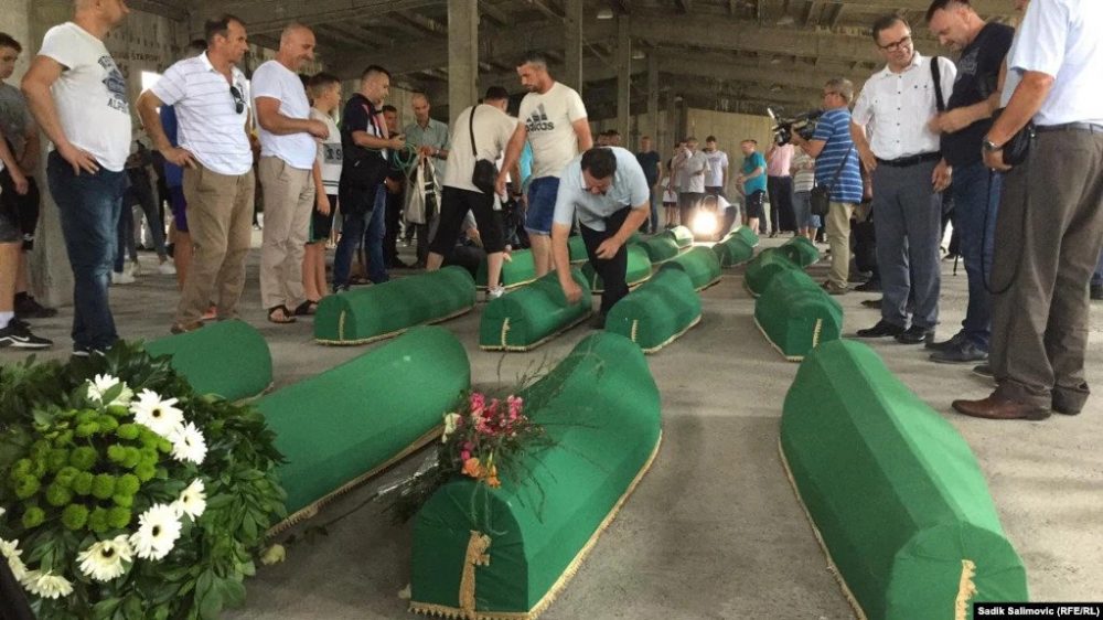 Tabuti posmrtnih ostataka Srebreničana ubijenih u genocidu dovezeni u Potočare 1