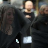 Performans Žena u crnom o Srebrenici, prisutni desničari skandirali Ratku Mladiću 15