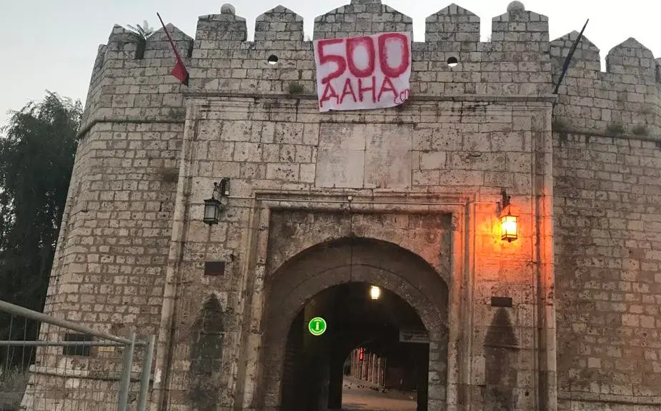 Transparent na Niškoj tvrđavi povodom 500 dana rekonstrukcije mosta 1