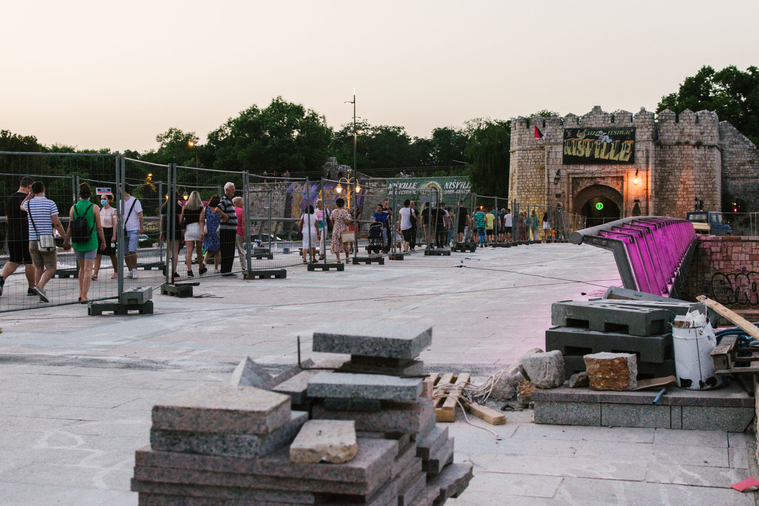 Tvrđavski most osvetljen kao Zadruga, a na njemu još radovi 2