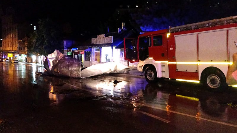 Nevreme u Smederevu: Leteli krovovi, polomljeni izlozi, plivale ulice... 1