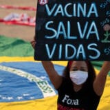 Brazilci u kostimima reptila idu na vakcinaciju 12