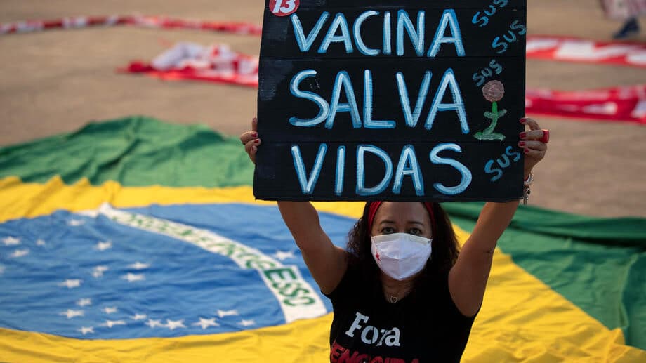 Brazilci u kostimima reptila idu na vakcinaciju 1