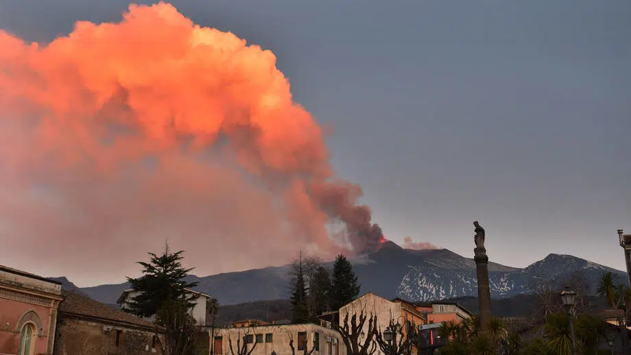 Etna u Italiji ponovno izbacuje pepeo i lavu: Izdato upozorenje za avione 10