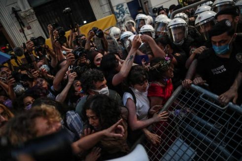 Protesti širom Turske zbog izlaska iz Istanbulske konvencije (FOTO) 5 Protesti širom Turske zbog izlaska iz Istanbulske konvencije (FOTO) 5