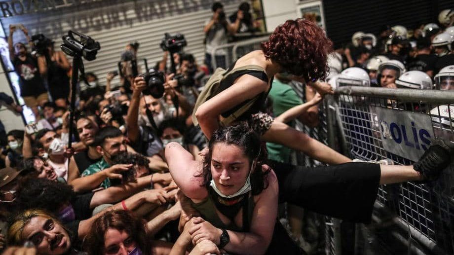 Protesti širom Turske zbog izlaska iz Istanbulske konvencije (FOTO) 1