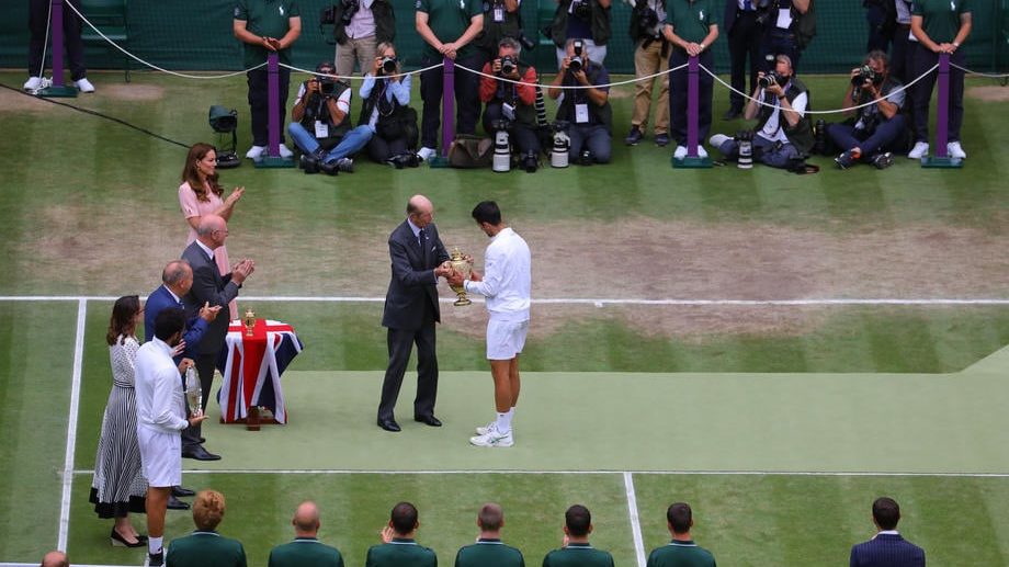 Vojvoda od Kenta dobio na poklon repliku šampionskog trofeja na Vimbldonu 1
