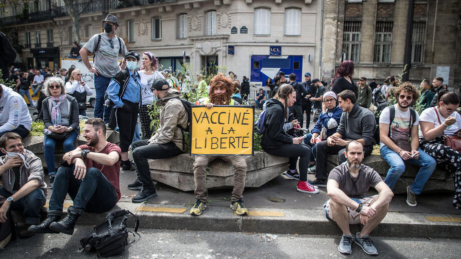 U Francuskoj više od 200.000 ljudi na protestima zbog korona propusnice, došlo do sukoba sa policijom (FOTO) 1