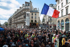 U Francuskoj više od 200.000 ljudi na protestima zbog korona propusnice, došlo do sukoba sa policijom (FOTO) 5