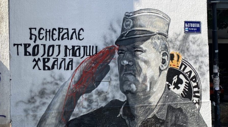 Ruka Ratka Mladića na muralu u Beogradu ofarbana crvenom bojom 1