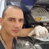 Zoran Medović kaže da su mu policajci tražili da prizna da je bacio farbu na Vučićev bilbord, policija demantuje 1