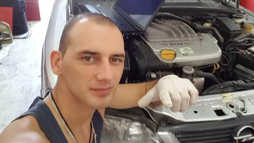 Zoran Medović kaže da su mu policajci tražili da prizna da je bacio farbu na Vučićev bilbord, policija demantuje 1