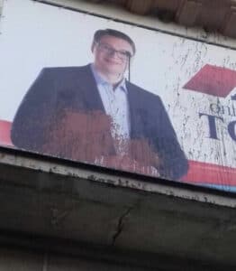 Zoran Medović kaže da su mu policajci tražili da prizna da je bacio farbu na Vučićev bilbord, policija demantuje 2