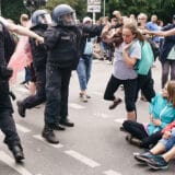 Hiljade protestuju u Berlinu zbog mera protiv korona virusa 14