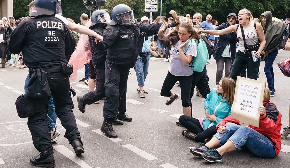 Hiljade protestuju u Berlinu zbog mera protiv korona virusa 1