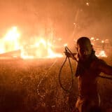 Turisti u Grčkoj bezbedni, vatra i dalje kulja 1