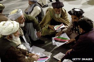 Avganistan ukratko - hronologija najvažnijih događaja u novijoj istoriji zemlje 4 Delegates at Loya Jirga, 2004